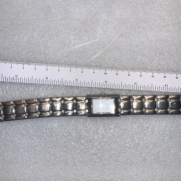 Givenchy watch silver tone and shell pearl front face. - Picture 4 of 12